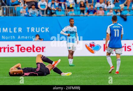 Charlotte, NC, USA. Juli 2024. Inter Miami Mittelfeldspieler DIEGO GOMEZ (PAR) verletzt sich beim Charlotte FC gegen Inter Miami im Bank of America Stadium in Charlotte, NC. (Kreditbild: © Walter G. Arce Sr./ASP via ZUMA Press Wire) NUR REDAKTIONELLE VERWENDUNG! Nicht für kommerzielle ZWECKE! Stockfoto