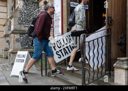 Cambridge, Großbritannien. Juli 2024. Wähler, die einen Wahlbezirk in Cambridge betreten haben. Die Wähler in ganz Großbritannien gehen zu Wahllokalen, um ihre Stimme für die Parlamentswahlen abzugeben. Quelle: David Tramontan / Alamy Live News Stockfoto