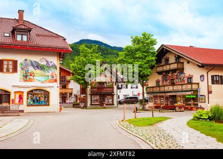 Mittenwald, Deutschland - 01. Juli 2021: Beauty local Houses decorated with Luftmalerei, bayern Art Form of Facade painting in Mittenwald town in Bavaria Stockfoto