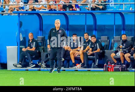 Charlotte, NC, USA. Juli 2024. Inter Miami Head Coach GERARDO MARTINO (ARG) beobachtet sein Team beim Spiel beim Charlotte FC gegen Inter Miami im Bank of America Stadium in Charlotte, NC. (Kreditbild: © Walter G. Arce Sr./ASP via ZUMA Press Wire) NUR REDAKTIONELLE VERWENDUNG! Nicht für kommerzielle ZWECKE! Stockfoto