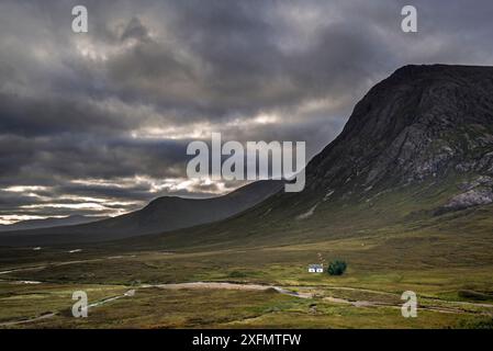 Die Fernbedienung Lagangarbh Hütte am Ufer des Flusses Coupall vor Buachaille Etive Mor im Glen Coe an einem regnerischen Tag, Scottish Highlands, Schottland, UK, September Stockfoto