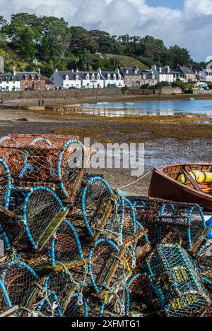 Gestapelte Hummer-Creels / Fallen am Kai im Plockton Harbour, Scottish Highlands, Schottland, Großbritannien, September 2016 Stockfoto