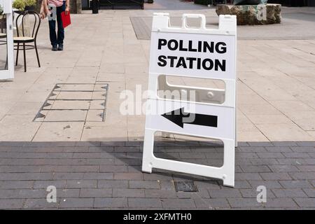 Wahlstation in der London Street, Basingstoke, 4. Juli 2024, zur Wahl des Parlamentsabgeordneten für den Wahlkreis Basingstoke. Parlamentswahlen Stockfoto