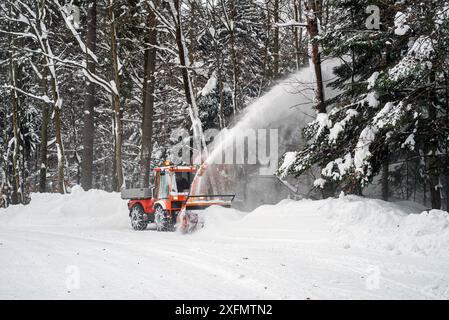 Halter C9700H Kommunaltraktor mit Schneeräumgebläse zur Schneeräumung im Wald nach starkem Schneefall im Winter, Bayerischer Wald, Januar 2017. Stockfoto