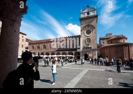 Italien, Lombardei, Mantua, Piazza Delle Erbe Square, Uhrturm, Rotonda di San Lorenzo Church Stockfoto