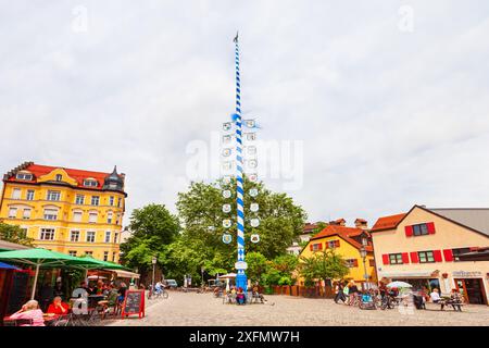 München, Deutschland - 07. Juli 2021: Traditioneller bayerischer Maistock mit Flagge am Wiener Platz in München in Bayern, Deutschland Stockfoto