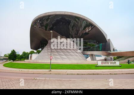 München, 08. Juli 2021: Die BMW Welt ist ein kombinierter Ausstellungsraum, Erlebnismuseum und Veranstaltungsort in München Stockfoto