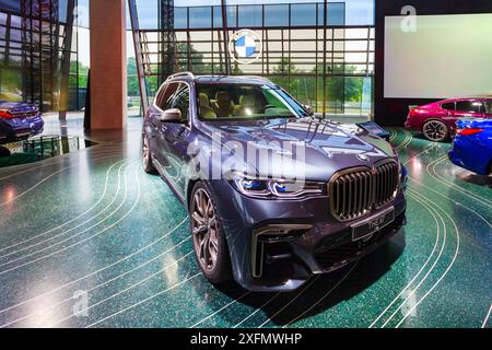 München - 08. Juli 2021: BMW X7 auf der BMW Welt. Die BMW Welt ist ein kombinierter Ausstellungs-, Showroom-, Abenteuermuseum- und Veranstaltungsort in Mun Stockfoto