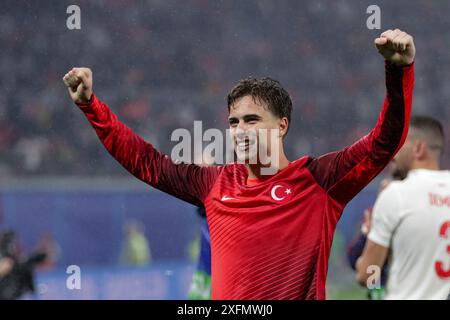 Leipzig, Deutschland. Juli 2024. Kenan Yildiz aus Turkiye feiert während des UEFA EURO 2024-Spiels zwischen Österreich und Turkiye in der Red Bull Arena. Endpunktzahl: Österreich 1:2 Turkiye. (Foto: Grzegorz Wajda/SOPA Images/SIPA USA) Credit: SIPA USA/Alamy Live News Stockfoto