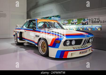 München, Deutschland - 08. Juli 2021: BMW 3,0 CSL klassischer Sportrennwagen im BMW Automobilmuseum in der Nähe des Olympiaparks in München Stockfoto