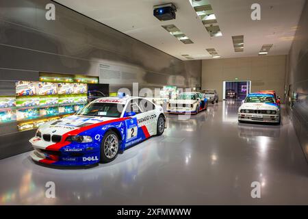 München - 08. Juli 2021: BMW M3 GTR Rennwagen im BMW Museum. Es ist ein Automobilmuseum zur BMW-Geschichte in der Nähe des Olympiaparks in München. Stockfoto