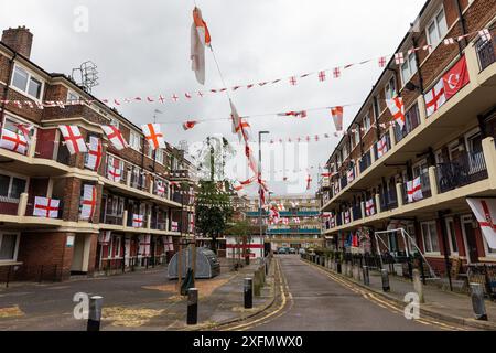 London, Großbritannien. Juli 2024. St. George's Cross Flaggen werden von Bewohnern des Kirby Estate in Bermondsey zur Unterstützung der englischen Fußballmannschaft bei der EM 2024 angebracht. England spielt am Samstag im Viertelfinale der Euro 2024 gegen die Schweiz. Quelle: Mark Kerrison/Alamy Live News Stockfoto