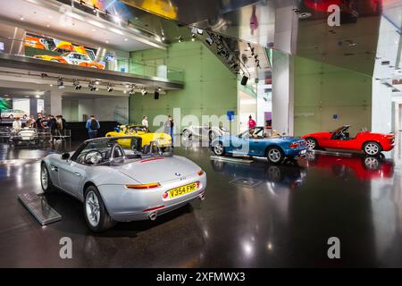 München, Deutschland - 08. Juli 2021: BMW Museum interior, es ist ein Automobilmuseum der BMW Geschichte in der Nähe des Olympiaparks in München, Deutschland Stockfoto