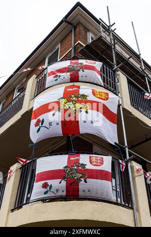 London, Großbritannien. Juli 2024. St. George's Cross Flaggen werden von Bewohnern des Kirby Estate in Bermondsey zur Unterstützung der englischen Fußballmannschaft bei der EM 2024 angebracht. England spielt am Samstag im Viertelfinale der Euro 2024 gegen die Schweiz. Quelle: Mark Kerrison/Alamy Live News Stockfoto