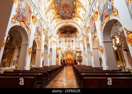 Regensburg, Deutschland - 09. Juli 2021: Basilika der Geburt der Muttergottes im Inneren von Regensburg. Regensburg ist eine Stadt an der Donau in Bayern Stockfoto