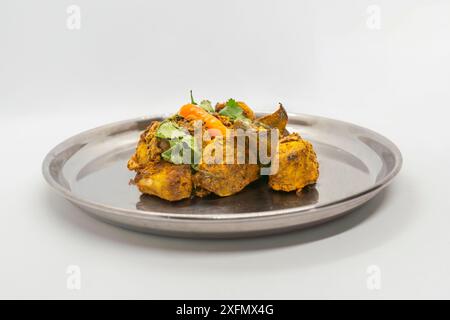 Ein Teller Curry Chicken, gebratenes, scharfes Hühnchen im nepalesischen Stil, indisches Hühnergericht auf einem Teller serviert Stockfoto