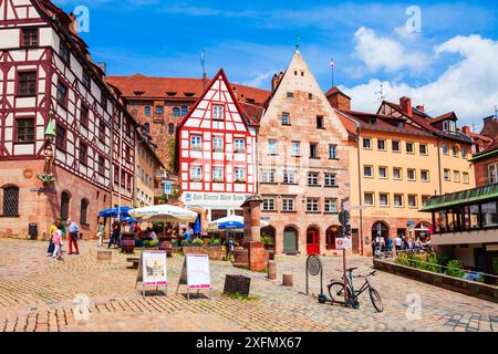 Nürnberg, Deutschland - 10. Juli 2021: Tiergartnertorplatz mit bunten Kachwerkhäusern in der Nürnberger Altstadt. Nürnberg ist das zweitgrößte CI Stockfoto