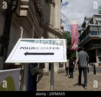 London, Großbritannien. Juli 2024. Ein Mann läuft am 4. Juli 2024 an einer Wahlstation in London vorbei. Millionen von Menschen in Großbritannien begannen, ihre Stimmen bei den Parlamentswahlen am Donnerstag abzugeben, da rund 40.000 Wahllokale im ganzen Land um 7 Uhr Ortszeit (0600 Uhr MEZ) eröffnet wurden. Quelle: Li Ying/Xinhua/Alamy Live News Stockfoto