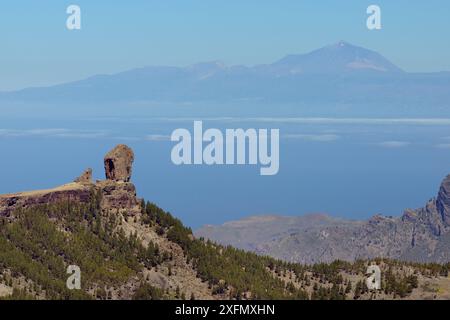 Roque Nublo, einem 90 m hohen vulkanischen Monolith, mit Vulkan El Teide auf Teneriffa im Hintergrund, Gran Canaria UNESCO-Biosphärenreservat, Gran Canaria. C Stockfoto