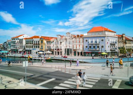 Fliesen und lebendige Farben, die das reiche kulturelle Erbe und künstlerische Flair der Stadt zeigen. Stockfoto