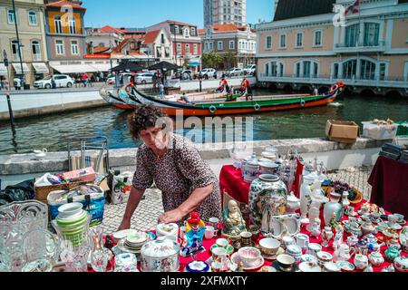 Der antike Straßenmarkt in Aveiro bietet einen bezaubernden Einblick in die Vergangenheit, mit Ständen voller Vintage-Schätze, historischen Artefakten und einzigartigen Sammlerstücken, die sowohl Einheimische als auch Touristen gleichermaßen anlocken. Stockfoto