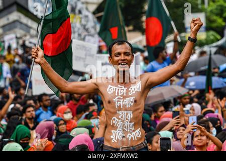 Dhaka, Dhaka, Bangladesch. Juli 2024. Ein Demonstrant malte seine Leiche während eines Protestes, der Student blockierte am 4. Juli 2024 die Kreuzung Shahbag in der Hauptstadt Dhaka, Bangladesch. Forderung nach Wiedereinführung des 2018 veröffentlichten Rundschreibens der Regierung von Bangladesch, mit dem das Quotensystem für staatliche Dienste abgeschafft wurde. (Kreditbild: © Zabed Hasnain Chowdhury/ZUMA Press Wire) NUR REDAKTIONELLE VERWENDUNG! Nicht für kommerzielle ZWECKE! Stockfoto