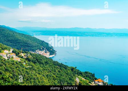 Wunderschönes blaues Meer. Blick auf den Golf von Kvarner vom Dorf Moscenice, Istrien, Kroatien. Stockfoto