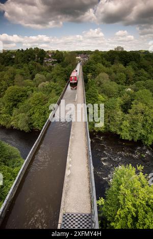 Pontcysyllte Aquädukt, gebaut von Thomas Telford, führt den Llangollen Canal über den Fluss Dee, Wrexham, Denbighshire, Wales, Vereinigtes Königreich, Mai, JAHR. Stockfoto