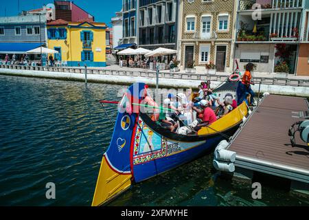 Die malerischen Boote gleiten entlang der malerischen Kanäle von Aveiro, oft auch als „Venedig von Portugal“ bezeichnet, und zeigen den einzigartigen Charme und das maritime Erbe der Stadt. Stockfoto