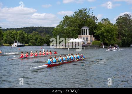 Henley Royal Regatta, Henley-on-Thames, Oxfordshire, UK, 4. Juli 2024. Ein Rennen passiert Temple Island, kurz nach dem Start des Kurses, was durch den Start des Schiedsrichters ersichtlich wurde. Quelle: Martin Anderson/Alamy Live News Stockfoto