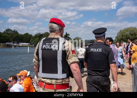 Henley Royal Regatta, Henley-on-Thames, Oxfordshire, UK, 4. Juli 2024. Polizei und Militärpolizei sind am Fluss im Dienst. Quelle: Martin Anderson/Alamy Live News Stockfoto