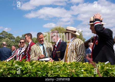 Henley Royal Regatta, Henley-on-Thames, Oxfordshire, UK, 4. Juli 2024. Zuschauer in bunten Kleidern im Remenham Club am Fluss. Quelle: Martin Anderson/Alamy Live News Stockfoto