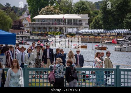 Henley Royal Regatta, Henley-on-Thames, Oxfordshire, UK, 4. Juli 2024. Allgemeiner Blick vom Regatta Enclosure in Richtung Stewards' Enclosure und entlang der Themse, mit Phyllis Court Club auf der gegenüberliegenden Seite und Zuschauern, die in der Mitte des Flusses ankern, um einen besseren Blick auf den Platz zu erhalten. Quelle: Martin Anderson/Alamy Live News Stockfoto