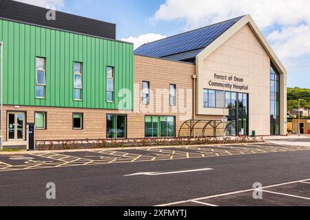 Das neue Forest of Dean Community Hospital (eröffnet im Mai 2024) in der Steam Mills Road, Cinderford, Gloucestershire, England Großbritannien Stockfoto