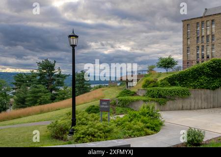 Ithaca, New York, USA - 30. Juni 2024: Tagesfoto der südlichen Seite der URIs Library und des oberen Teils des LIBE Slope auf der Cornell University in Ithaca, NY, USA Stockfoto