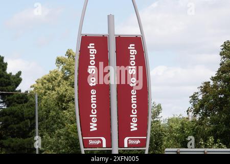 Slough, Berkshire, Großbritannien. Juli 2024. Willkommen bei Slough Signs in Berkshire. Es wird erwartet, dass die Labour Party ihren Sitz in Slough innehat, nachdem sie heute bei den Parlamentswahlen gewählt hat. Quelle: Maureen McLean/Alamy Live News Stockfoto