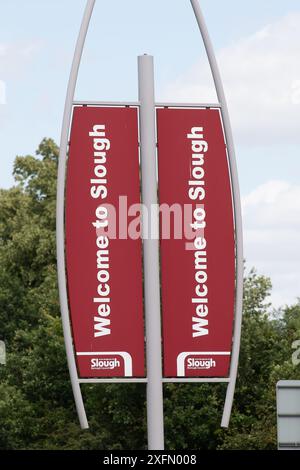 Slough, Berkshire, Großbritannien. Juli 2024. Willkommen bei Slough Signs in Berkshire. Es wird erwartet, dass die Labour Party ihren Sitz in Slough innehat, nachdem sie heute bei den Parlamentswahlen gewählt hat. Quelle: Maureen McLean/Alamy Live News Stockfoto