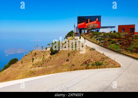 Oludeniz, Türkei - 12. Juli 2022: Kabelstation am Berg Babadag im Bezirk Fethiye der Provinz Mugla, Türkei. Stockfoto