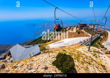 Oludeniz, Türkei - 12. Juli 2022: Seilbahn von Oludeniz zum Babadag. Oludeniz oder Blaue Lagune liegt im Bezirk Fethiye der Provinz Mugla Stockfoto