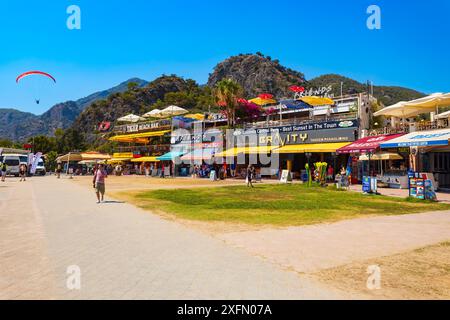 Oludeniz, Türkei - 12. Juli 2022: Fliegender Gleitschirmflieger im Zentrum des Oludeniz Strandes. Oludeniz oder Blue Lagoon ist ein Strandresort im Stadtteil Fethiye Stockfoto