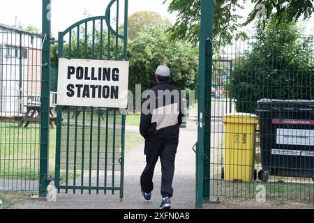 Slough, Berkshire, Großbritannien. Juli 2024. Wähler in einer Wahlstation in Manor Park, Slough, Berkshire heute am Wahltag. Es wird erwartet, dass die Labour-Partei ihren Sitz in Slough innehat, nachdem sie heute gewählt hat. Quelle: Maureen McLean/Alamy Live News Stockfoto