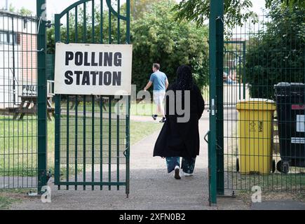 Slough, Berkshire, Großbritannien. Juli 2024. Wähler in einer Wahlstation in Manor Park, Slough, Berkshire heute am Wahltag. Es wird erwartet, dass die Labour-Partei ihren Sitz in Slough innehat, nachdem sie heute gewählt hat. Quelle: Maureen McLean/Alamy Live News Stockfoto