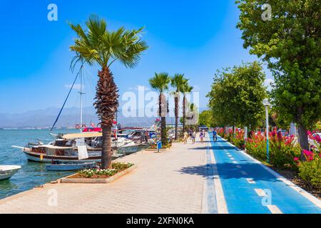 Fethiye, Türkei - 15. Juli 2022: Strandpromenade im Stadtzentrum von Fethiye. Fethiye ist eine Stadt in der Provinz Mugla in der Türkei. Stockfoto