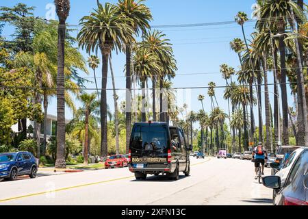 Beverly Hills, KALIFORNIEN - 29. Juni 2024: Straßenszene entlang Beverly Hills, Kalifornien mit Palmen. Stockfoto