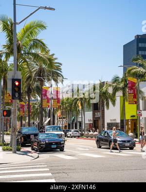 Straßenszene am Rodeo Drive in Beverly Hills, Kalifornien, mit Menschen und Geschäften. Stockfoto