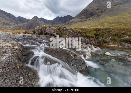 Wasserfall am Hochlauf mit Bruach na Frithe und Cuillins im Hintergrund, Feen Pools, Glen Brittle, Isle of Skye, Schottland, UK, Oktober 2016. Stockfoto