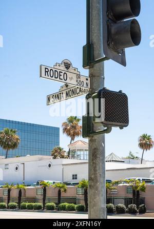 Straßenschild an der Ampel des Rodeo Drive in Beverly Hills, Kalifornien Stockfoto