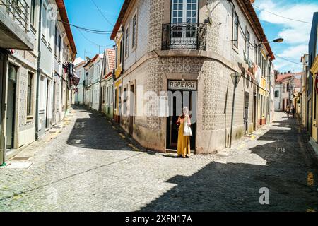 Fliesen und lebendige Farben, die das reiche kulturelle Erbe und künstlerische Flair der Stadt zeigen. Stockfoto
