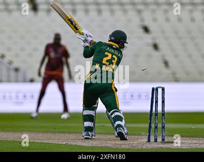 Edgbaston, Birmingham, Großbritannien. Juli 2024. World Championship of Legends T20 Cricket League, West Indies Champions gegen Pakistan Champions; Kamran Akmal aus Pakistan wird von Fidel Edwards aus West Indies für 5 Credit: Action Plus Sports/Alamy Live News Bowling gespielt Stockfoto