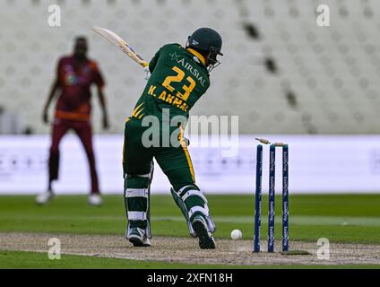 Edgbaston, Birmingham, Großbritannien. Juli 2024. World Championship of Legends T20 Cricket League, West Indies Champions gegen Pakistan Champions; Kamran Akmal aus Pakistan wird von Fidel Edwards aus West Indies für 5 Credit: Action Plus Sports/Alamy Live News Bowling gespielt Stockfoto